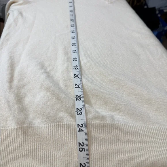 Men's Cream 100% Cashmere V-Neck Sweater, Size Large. - Picture 10 of 12